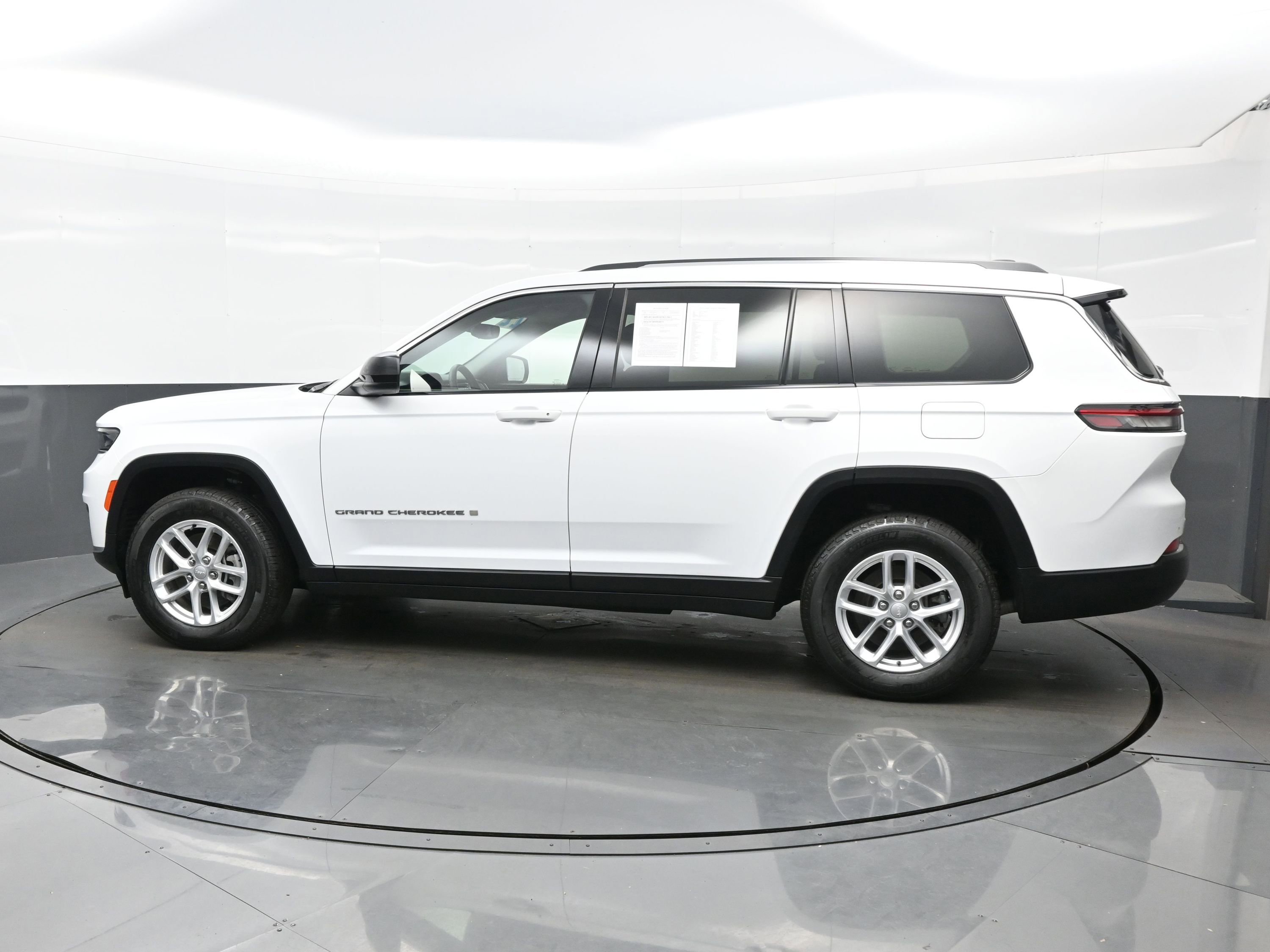 Used 2022 Jeep Grand Cherokee L Laredo w/ Luxury Tech Group I image 3