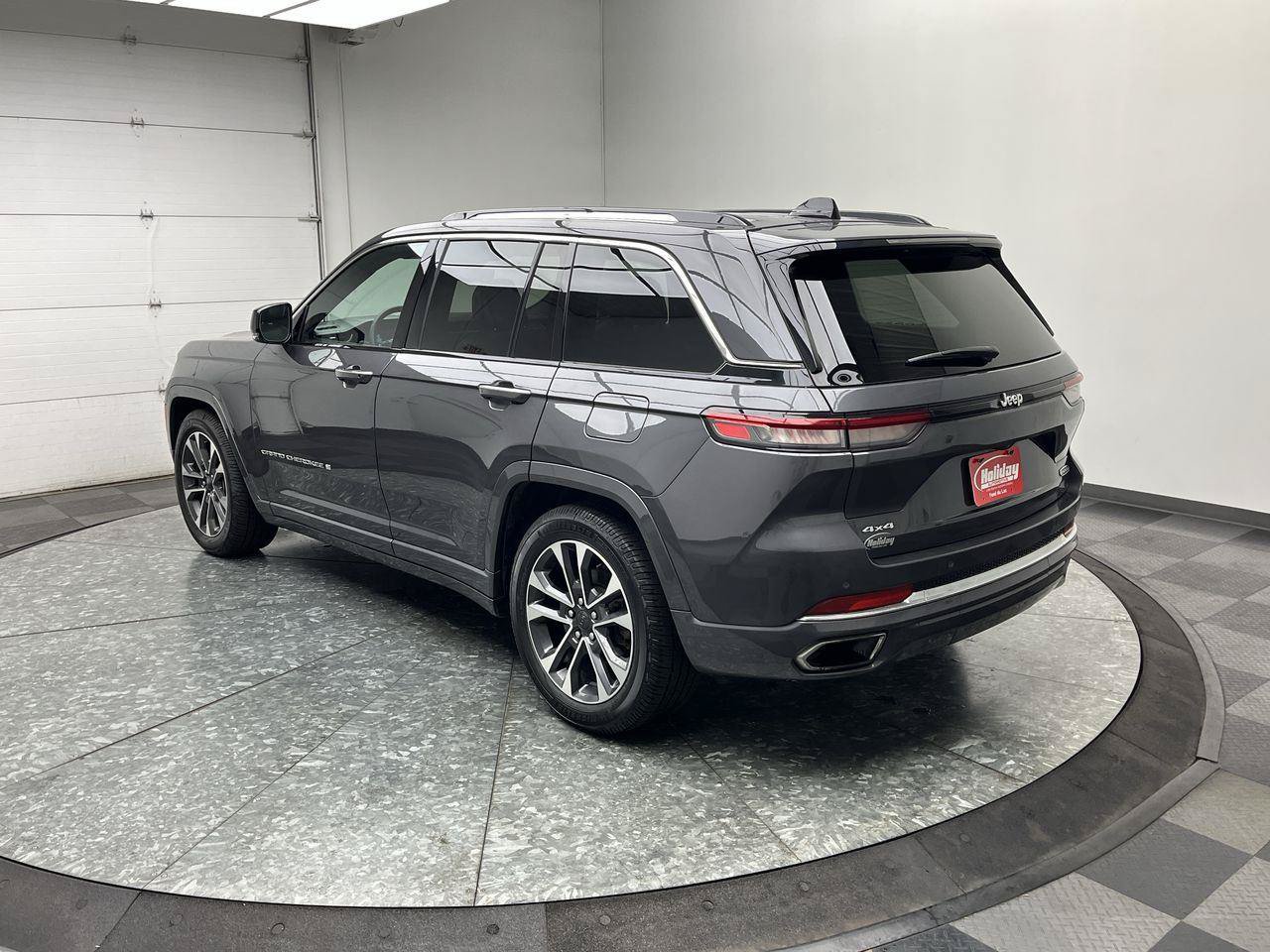 Used 2023 Jeep Grand Cherokee Overland AWD/4WD image 2