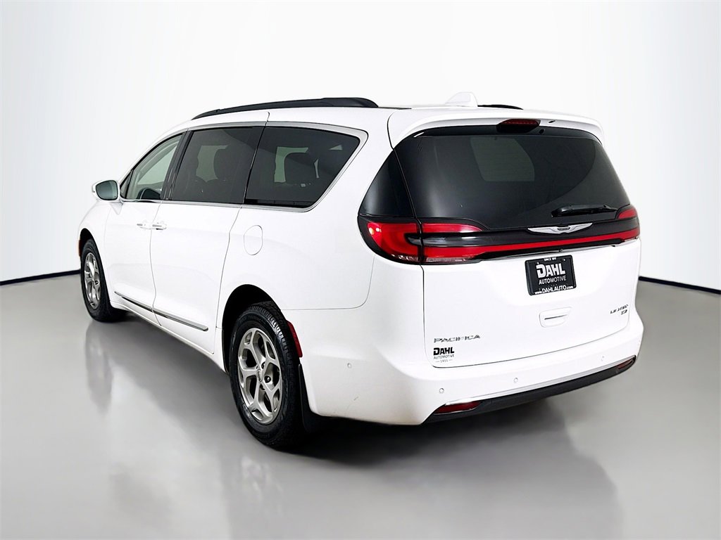 Used 2022 Chrysler Pacifica Limited w/ Uconnect Theater Family Group image 5