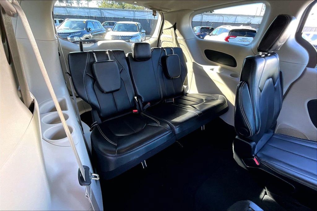 Used 2024 Chrysler Pacifica Touring-L image 24