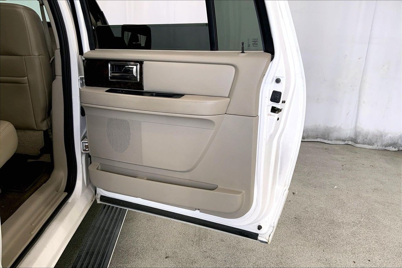 Used 2015 Lincoln Navigator L 2WD image 23