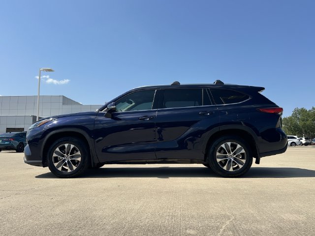 Used 2021 Toyota Highlander XLE AWD/4WD image 2