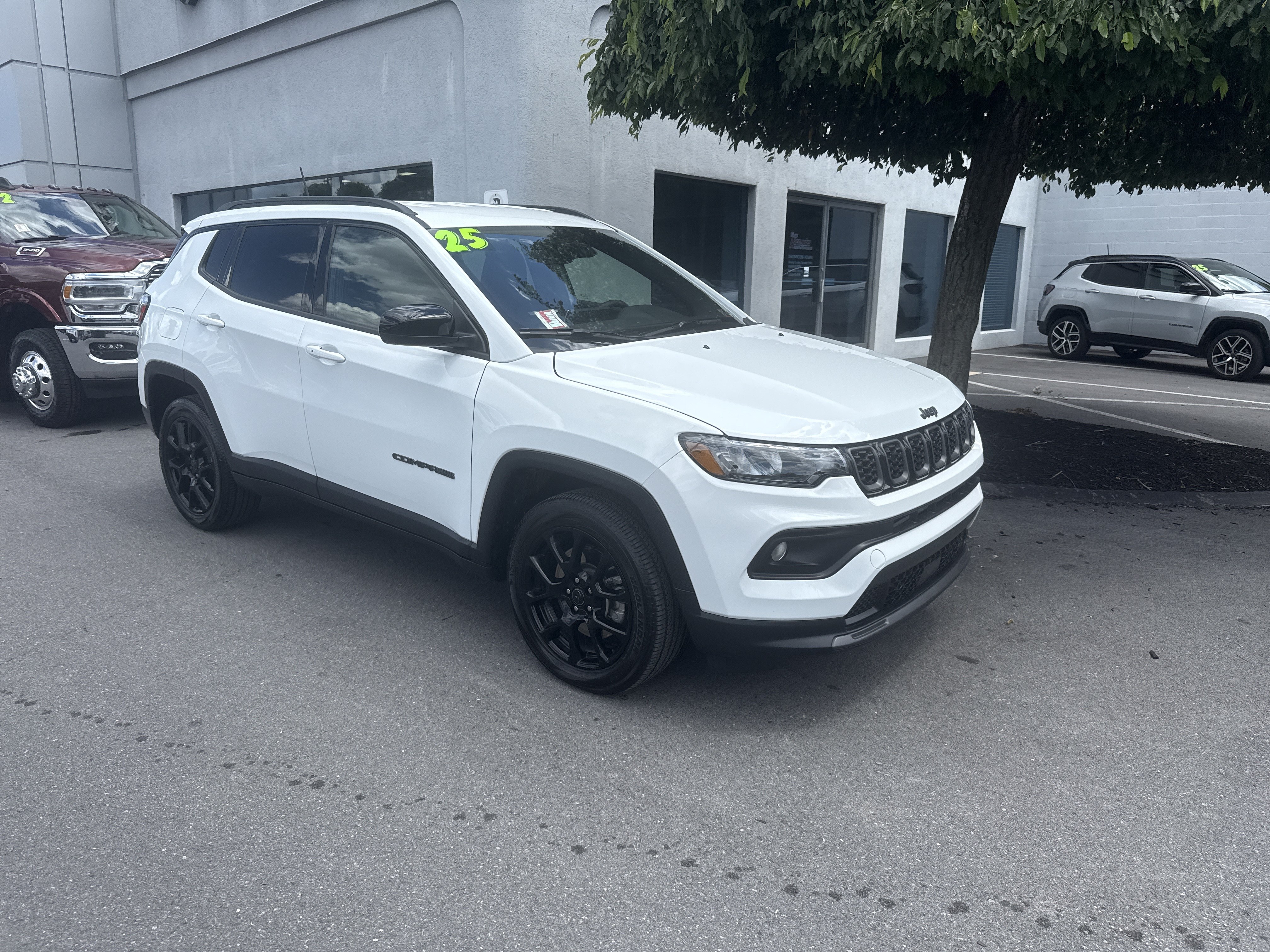 Used 2025 Jeep Compass Latitude w/ Convenience Group AWD/4WD image 1