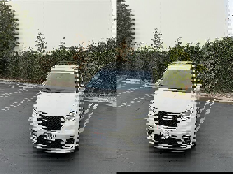 Used 2021 Chrysler Pacifica Touring-L image 7