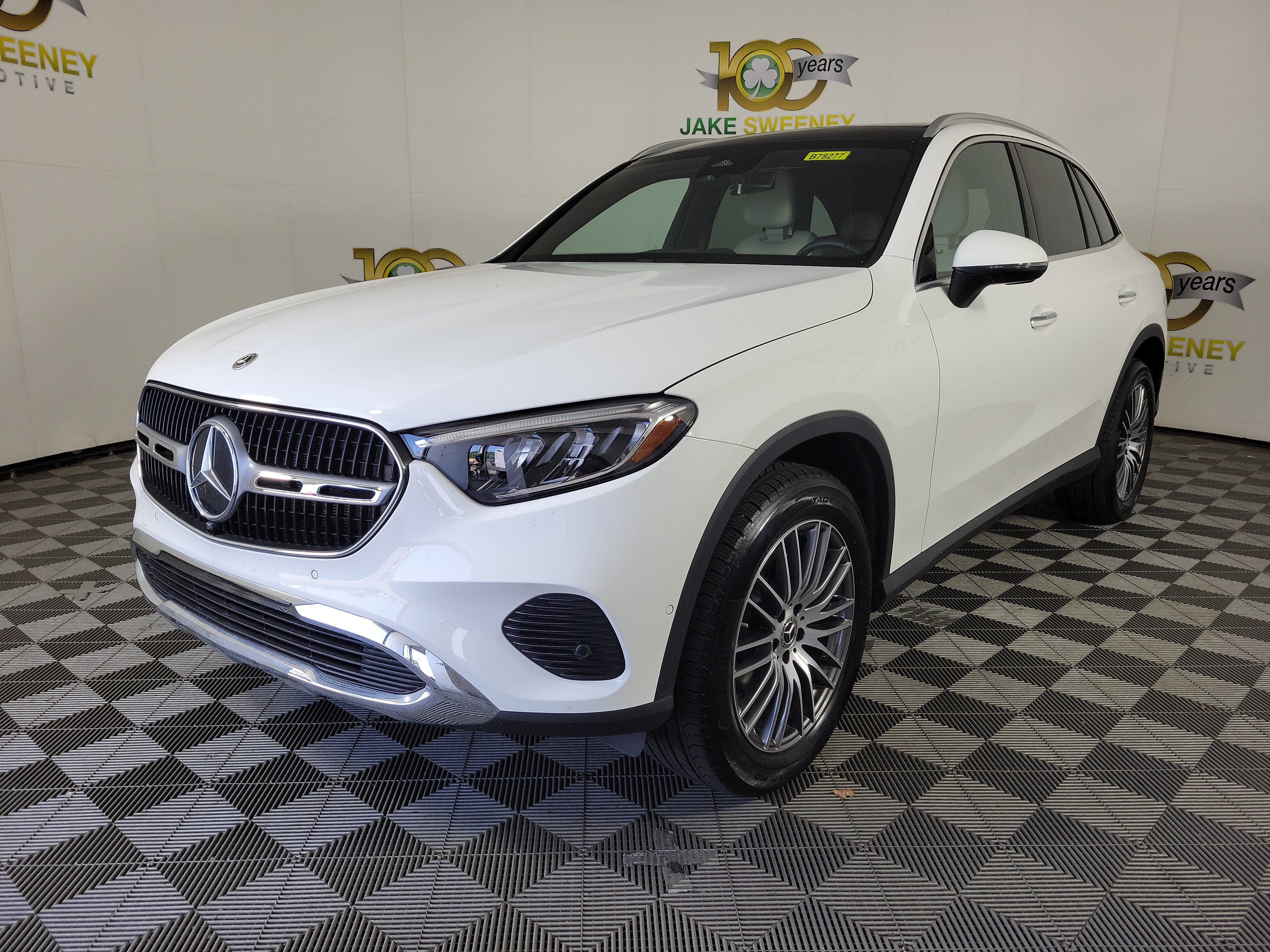 Used 2025 Mercedes-Benz GLC 300 4MATIC image 3