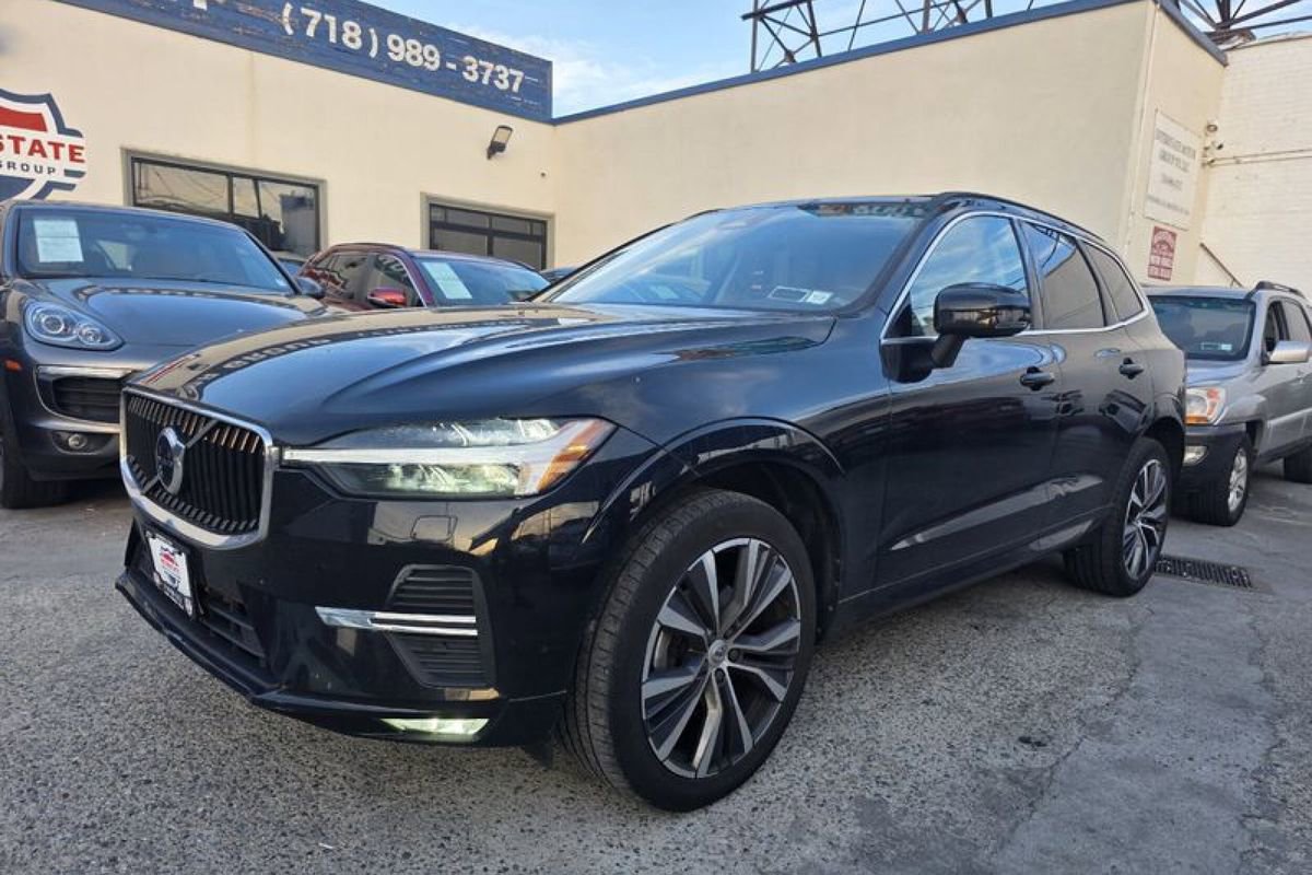 Used 2022 Volvo XC60 B5 Momentum w/ Climate Package