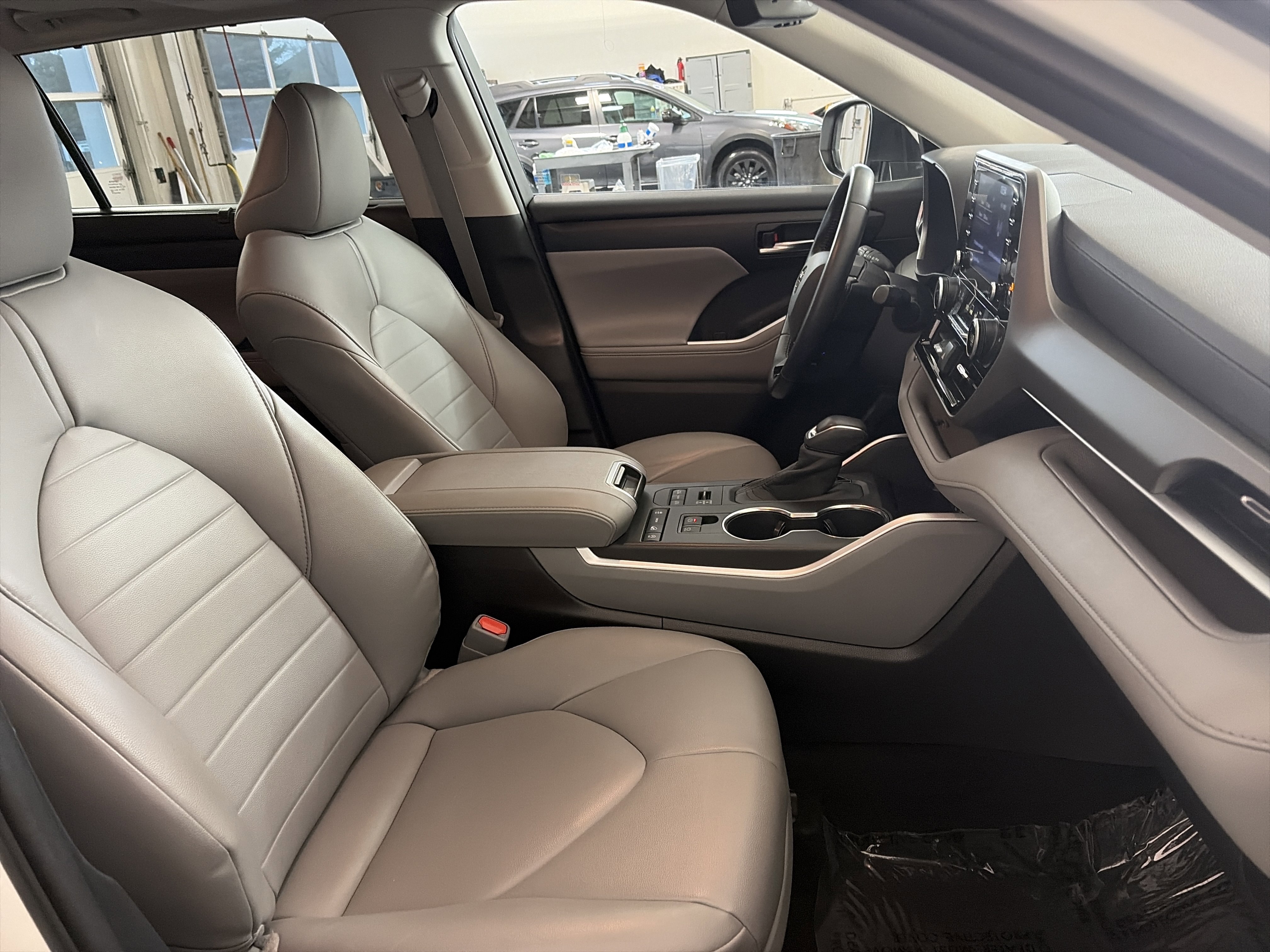 Used 2020 Toyota Highlander XLE image 30