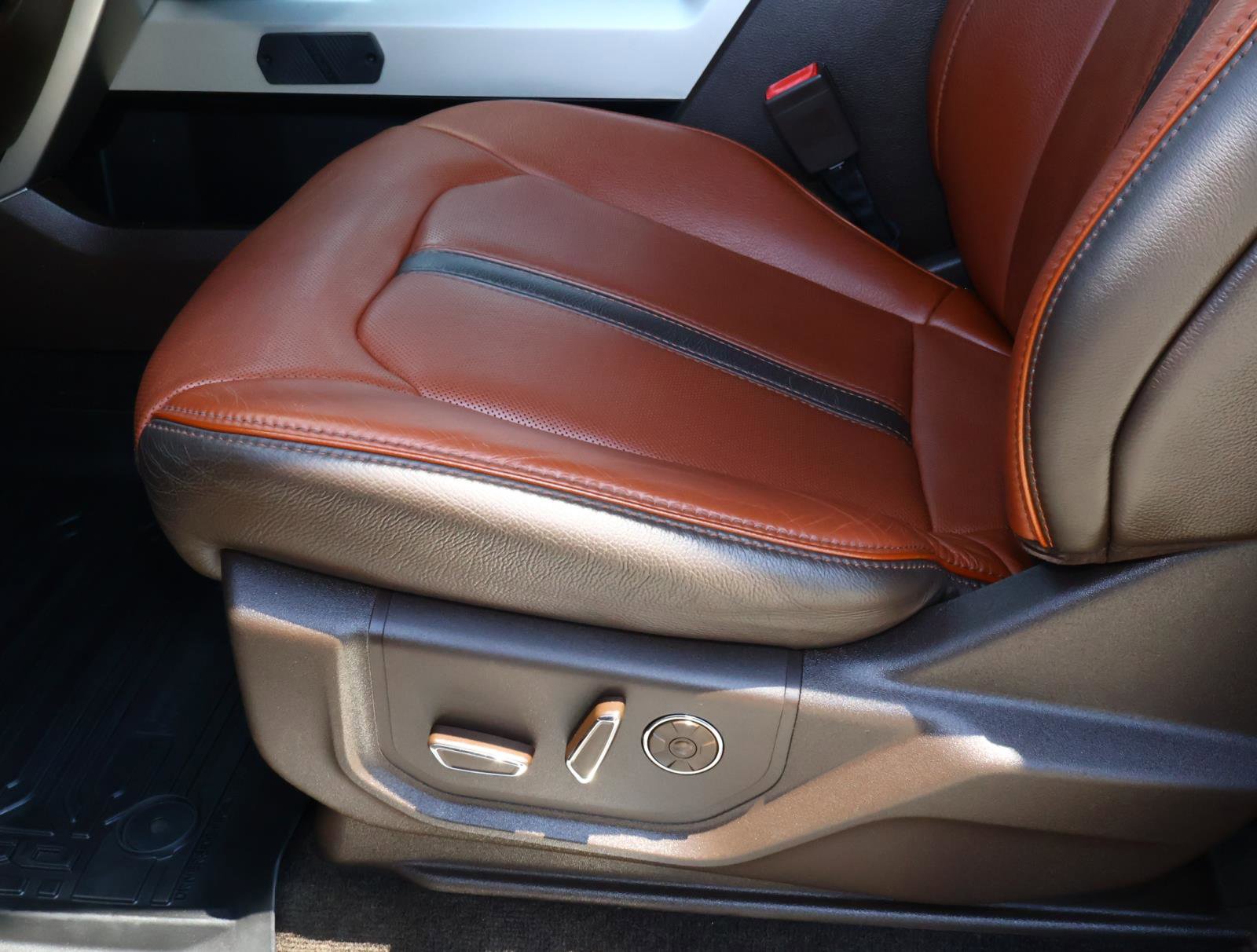 Used 2018 Ford F150 King Ranch w/ Equipment Group 601A Luxury AWD/4WD image 17