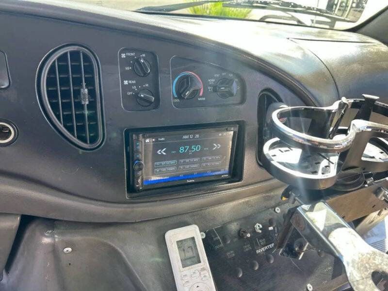 Used 2006 Ford E-350 and Econoline 350 Super Duty RWD image 61