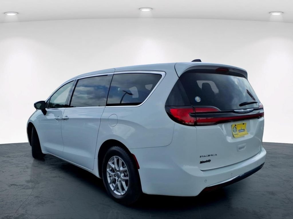Used 2024 Chrysler Pacifica Touring-L FWD image 10