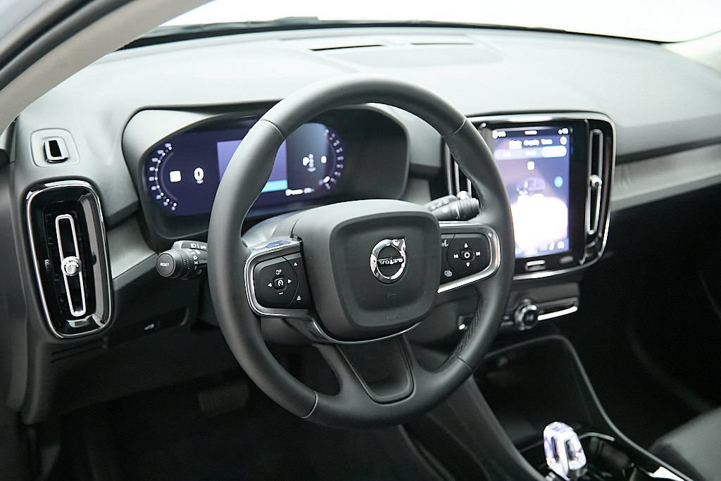 Certified 2026 Volvo XC40 B5 Plus AWD/4WD image 13