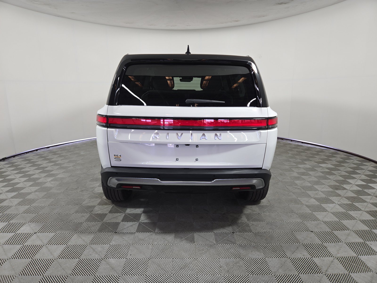 Used 2024 Rivian R1S Adventure AWD/4WD image 4
