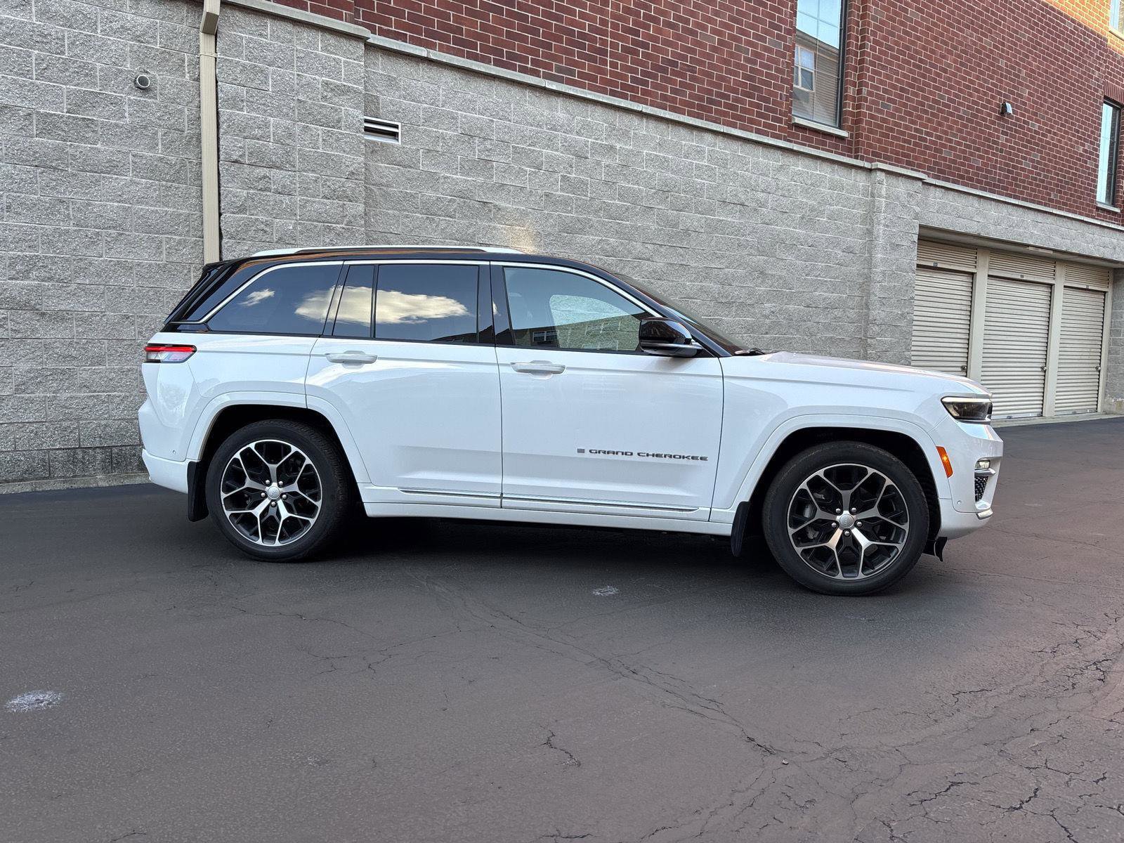 Used 2022 Jeep Grand Cherokee Summit image 2