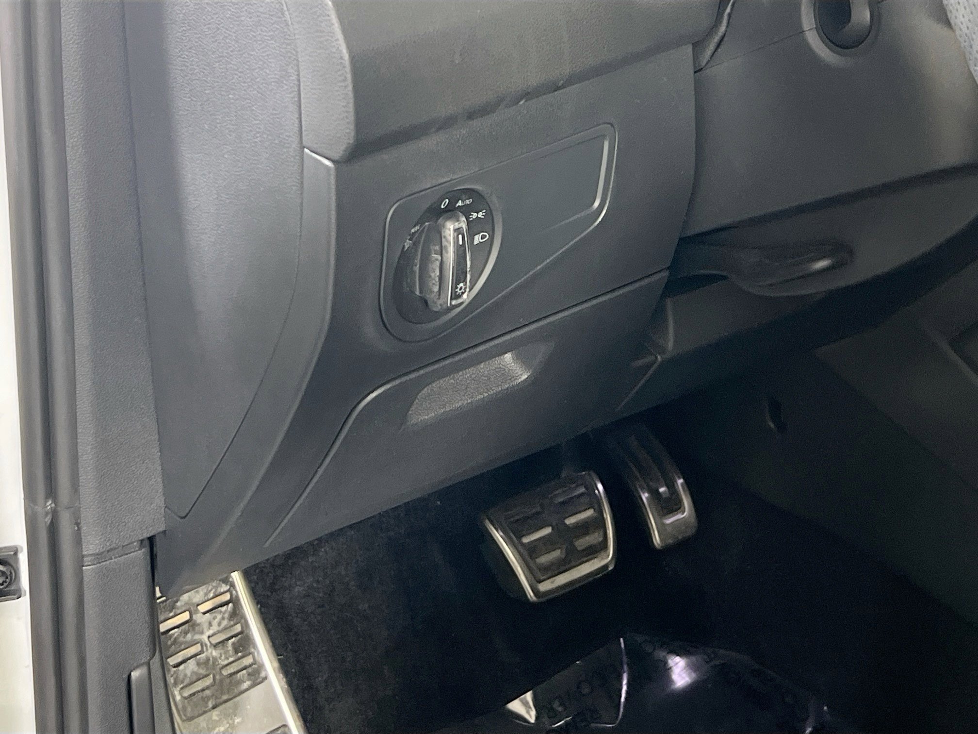 Used 2022 Volkswagen Tiguan SEL R-Line image 10