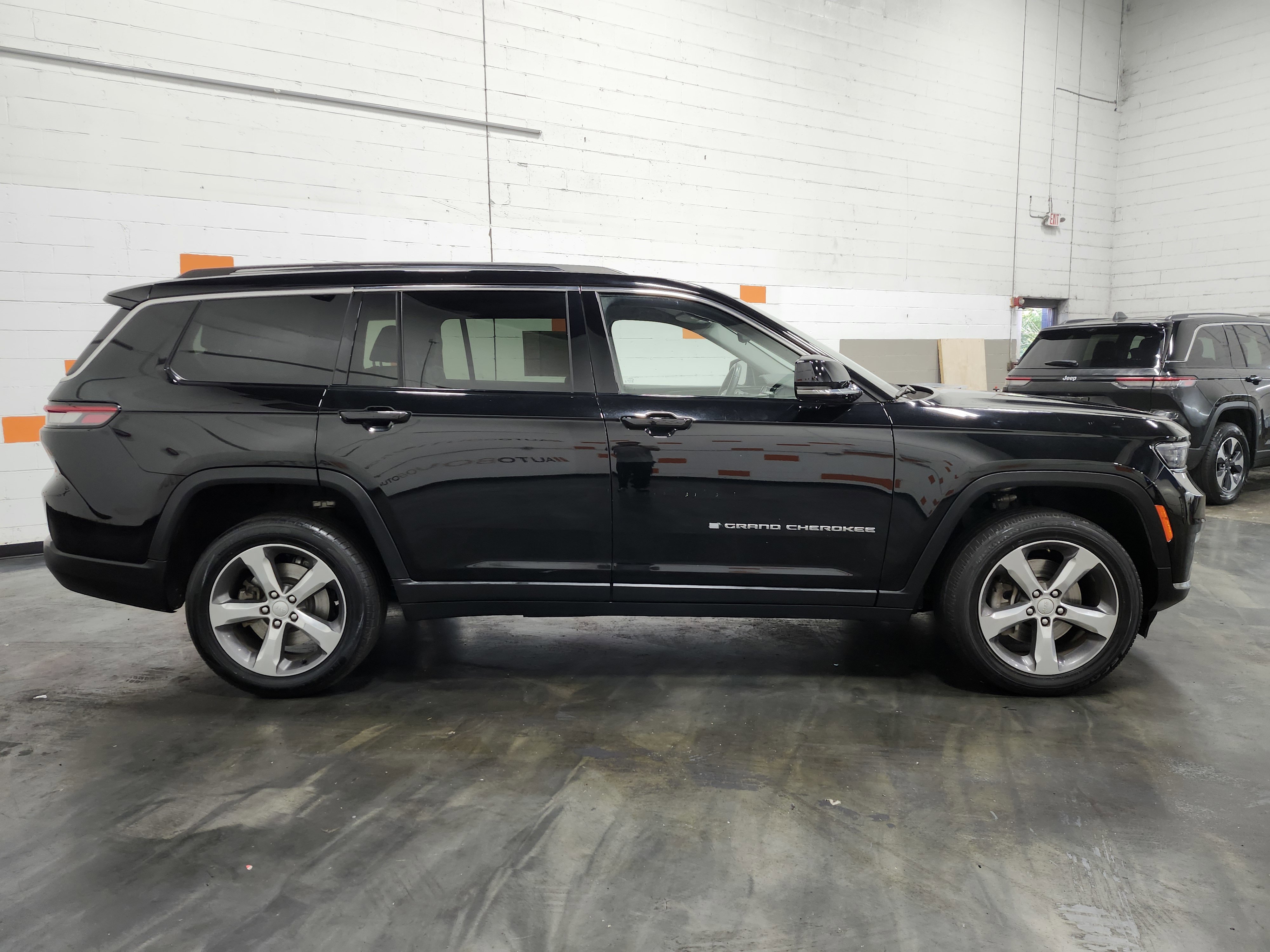 Used 2022 Jeep Grand Cherokee L Limited image 11