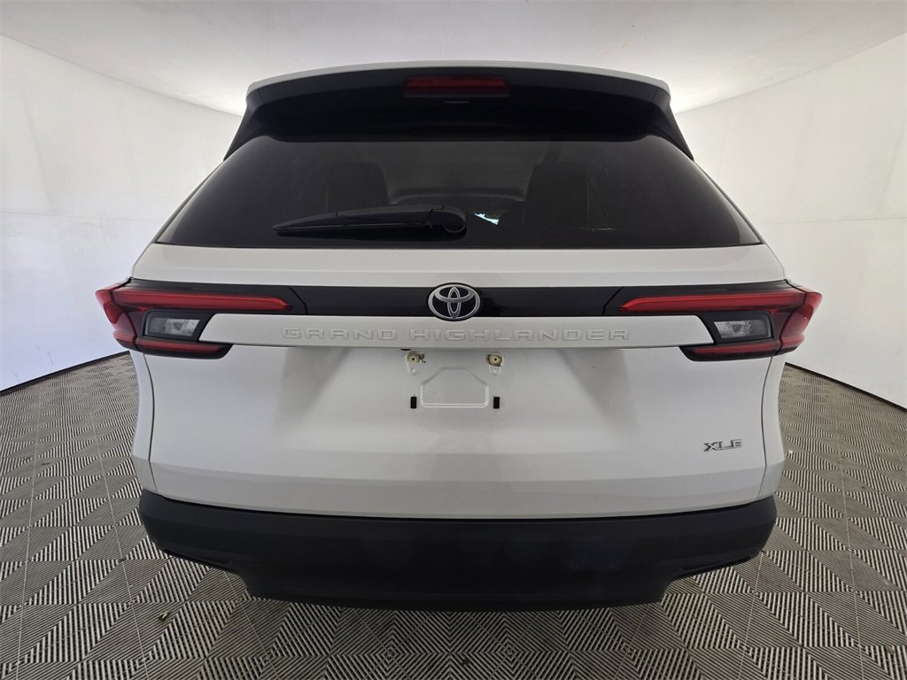 Used 2024 Toyota Grand Highlander FWD image 11