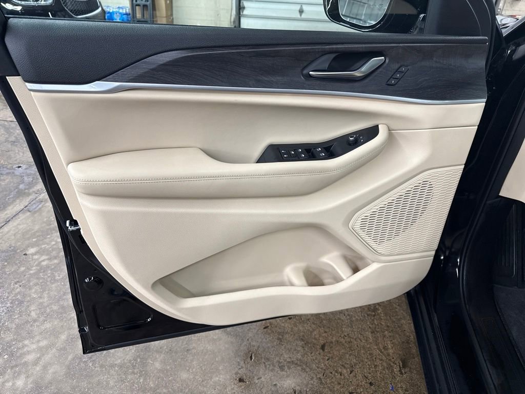 New 2025 Jeep Grand Cherokee Limited w/ Black Appearance Package image 10