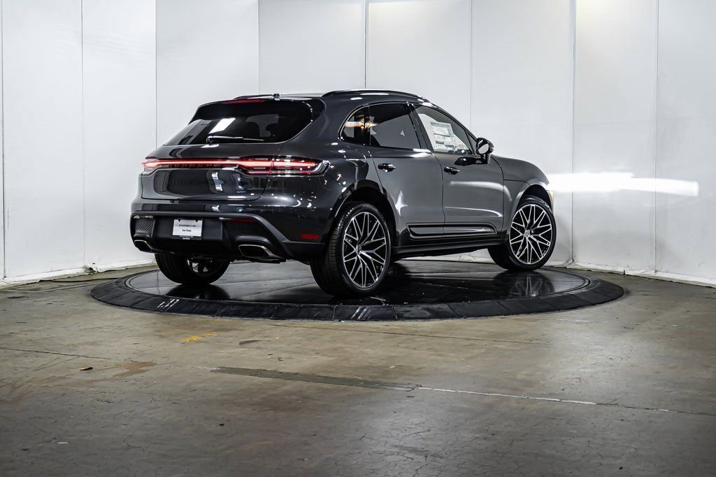 Certified 2025 Porsche Macan image 7