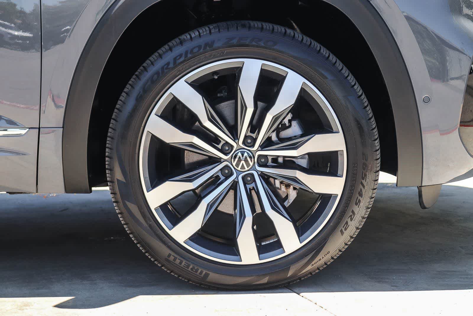 Used 2023 Volkswagen Atlas Cross Sport SEL Premium R-Line AWD/4WD image 9