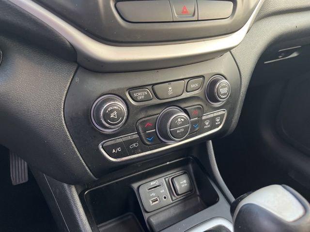 Used 2016 Jeep Cherokee Limited image 26