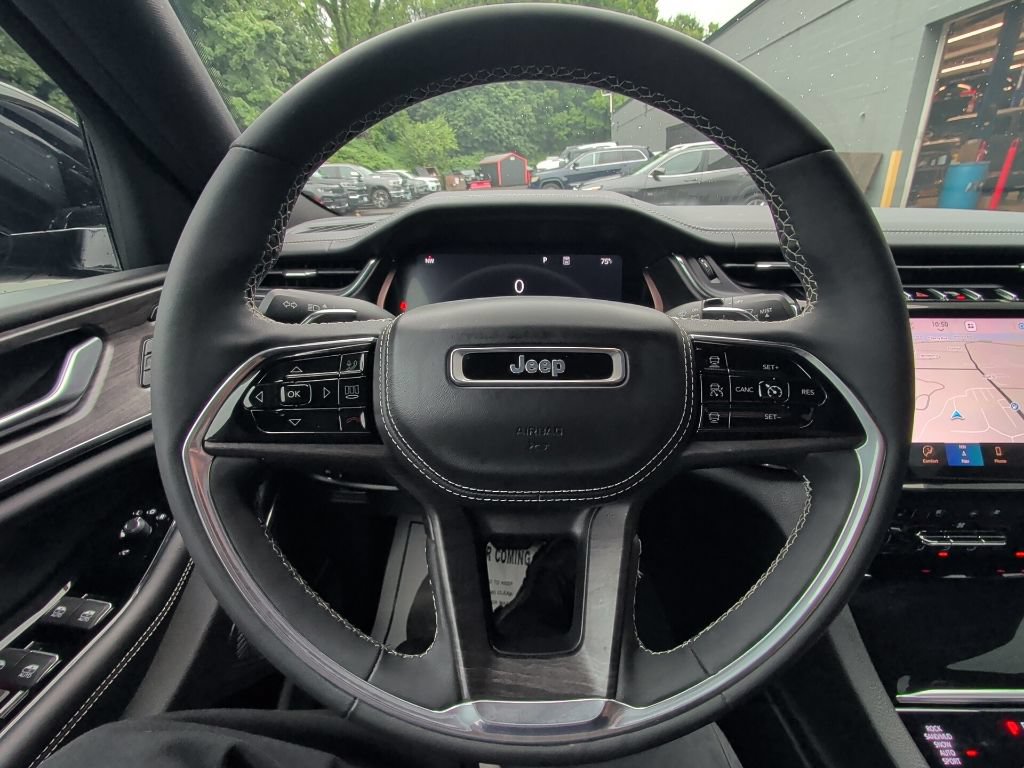 Used 2023 Jeep Grand Cherokee L Overland w/ Luxury Tech Group IV AWD/4WD image 22