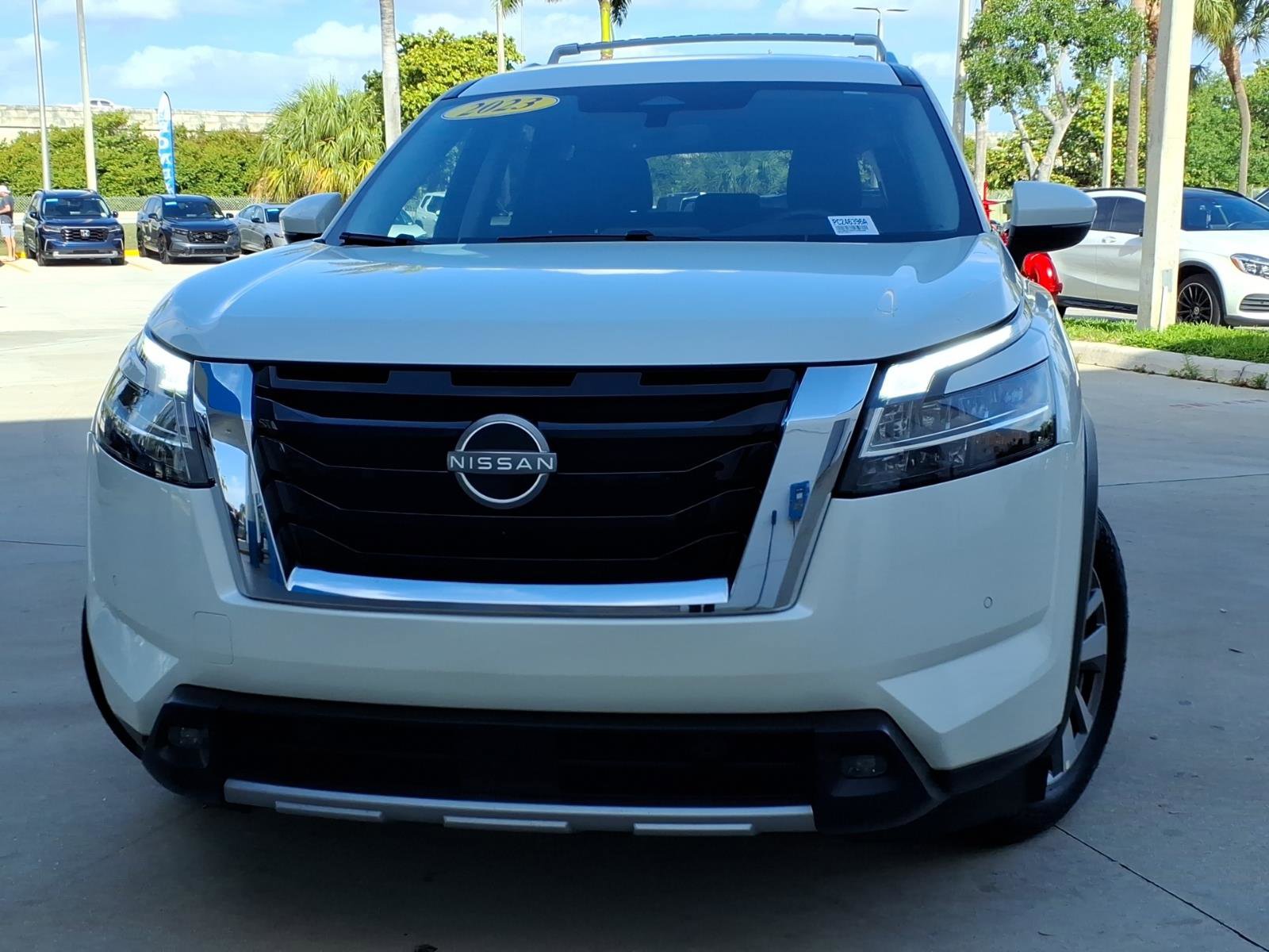 Used 2023 Nissan Pathfinder SL FWD image 2