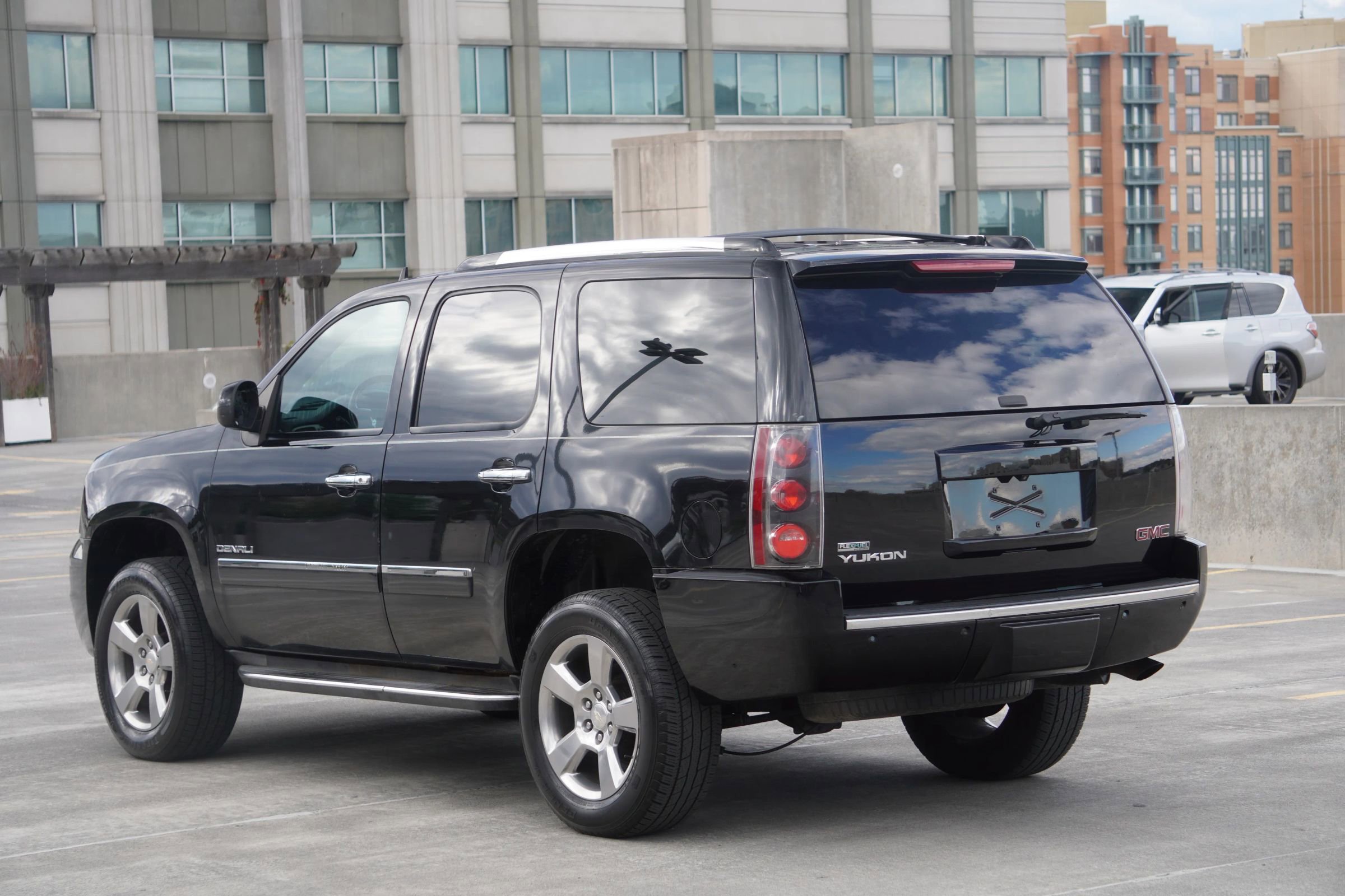 Used 2011 GMC Yukon Denali image 5