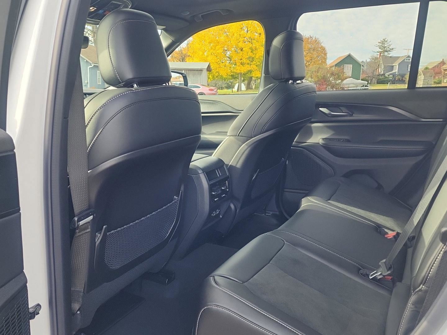 New 2025 Jeep Grand Cherokee Altitude image 13