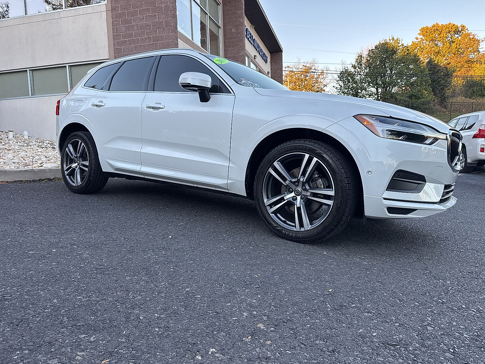 Used 2019 Volvo XC60 T5 Momentum w/ Multimedia Package AWD/4WD image 22