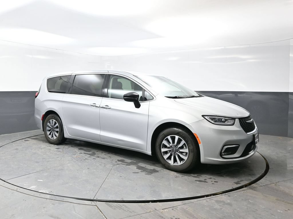 Used 2024 Chrysler Pacifica Limited FWD image 5