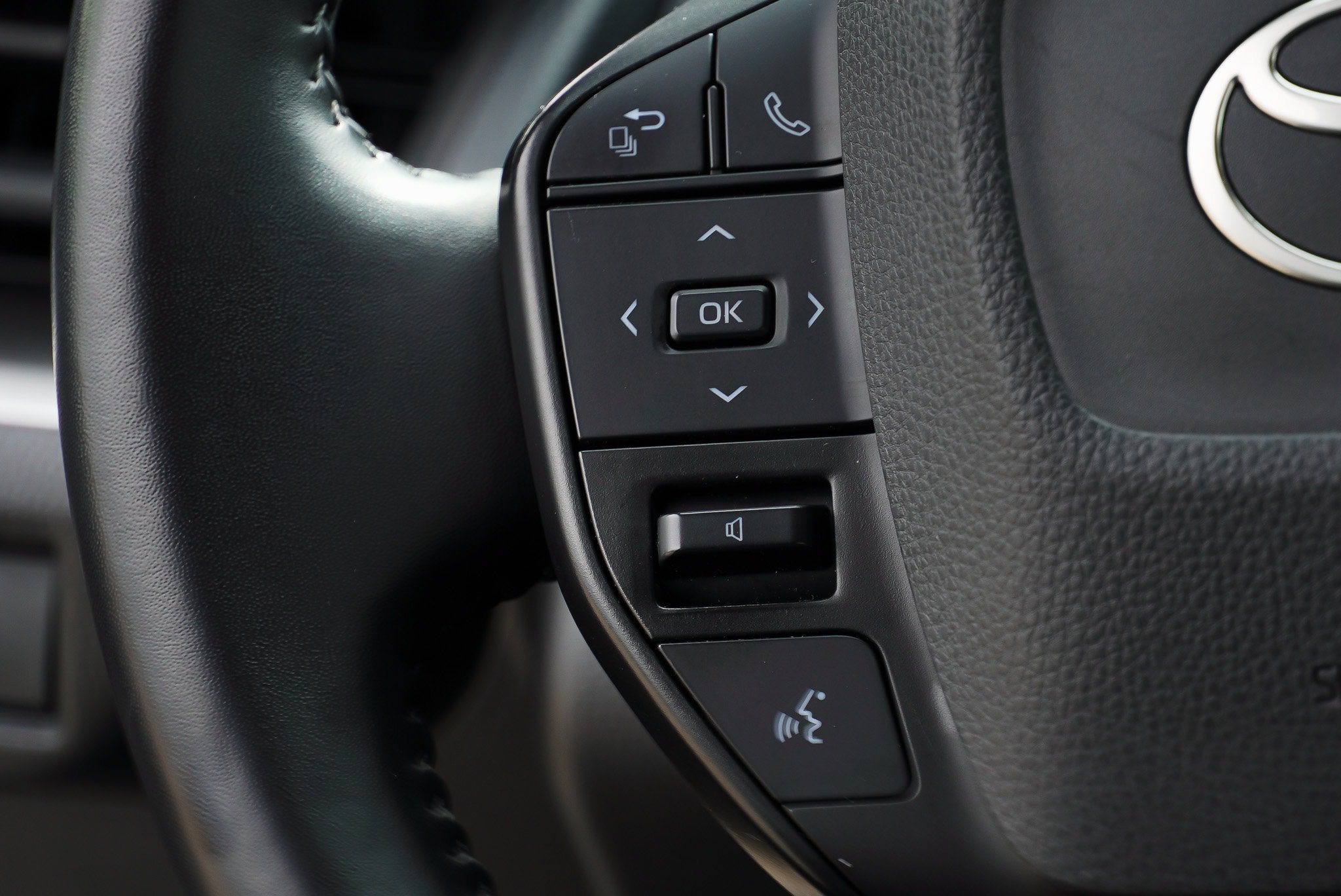 Certified 2024 Toyota Prius LE AWD/4WD image 32