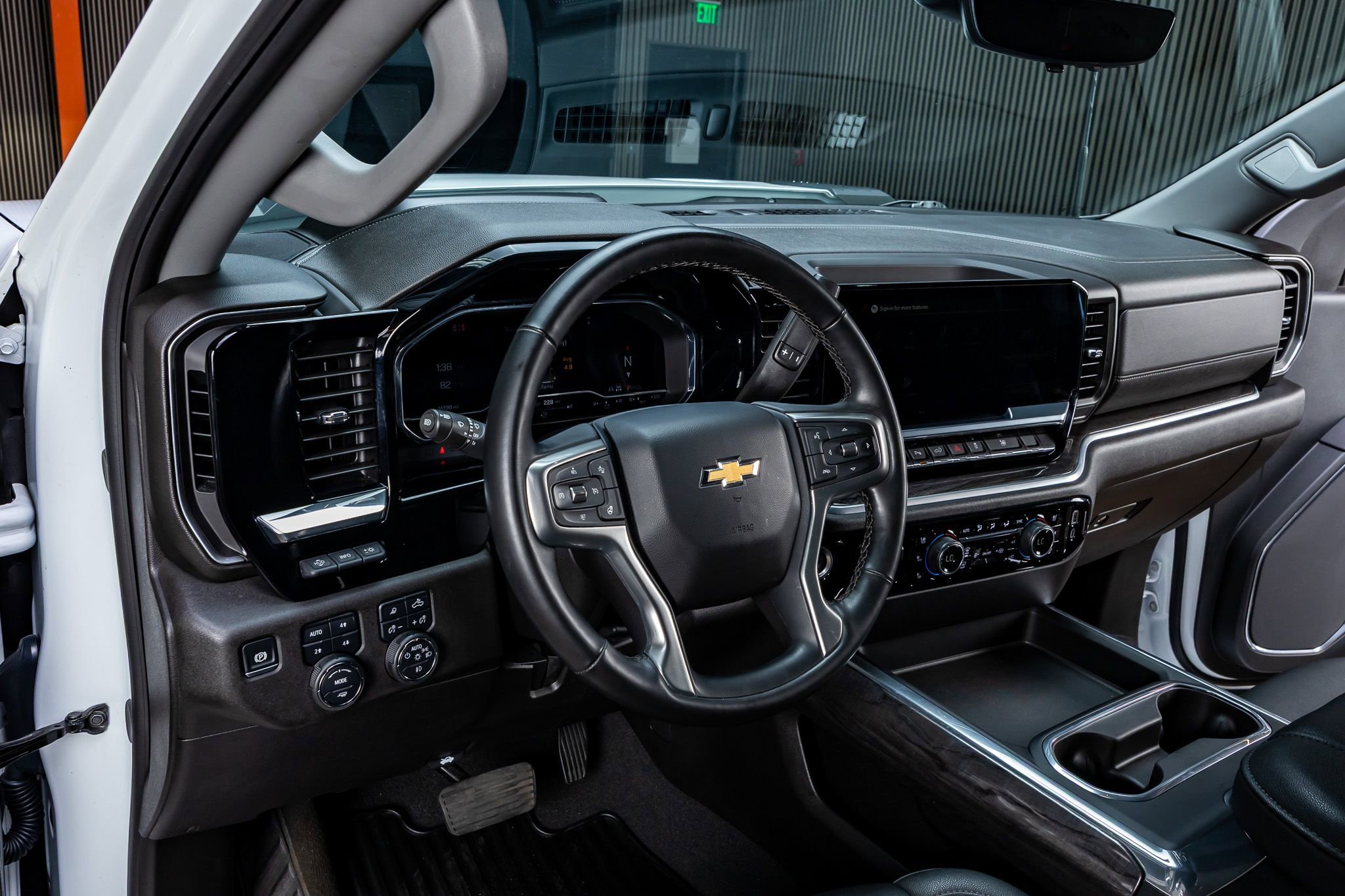 Used 2025 Chevrolet Silverado 3500 LTZ w/ LTZ Plus Package AWD/4WD image 17