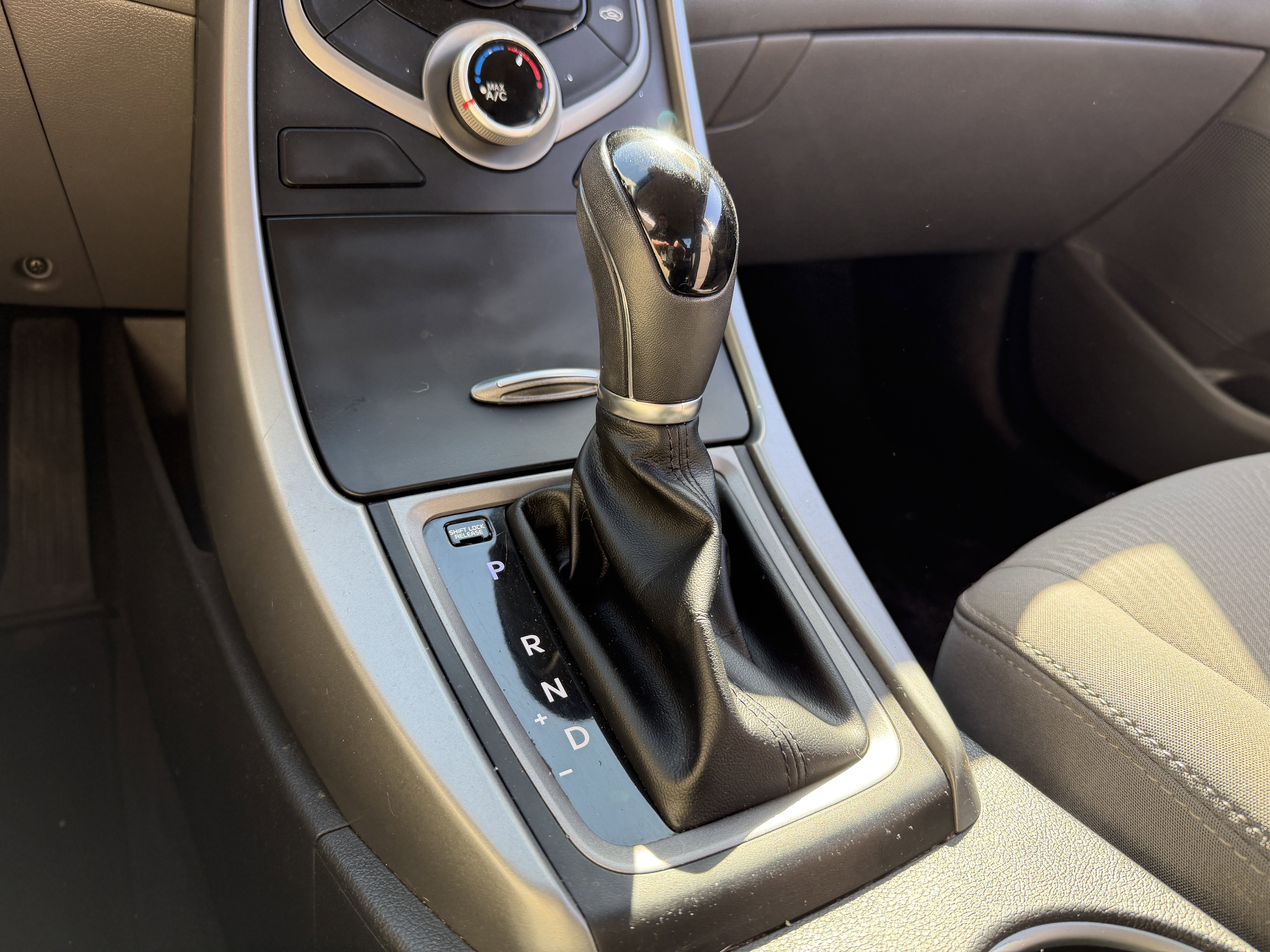 Used 2015 Hyundai Elantra SE image 34