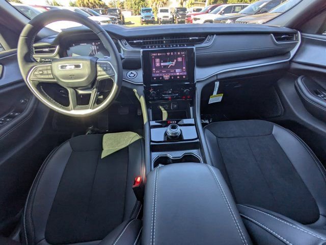 New 2025 Jeep Grand Cherokee Altitude image 13
