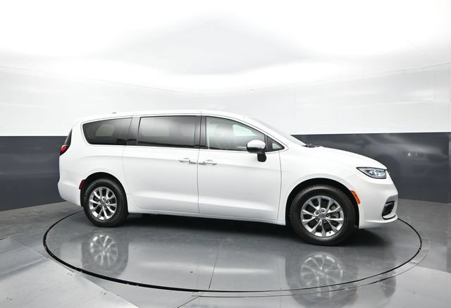 Used 2023 Chrysler Pacifica Touring-L AWD/4WD image 6
