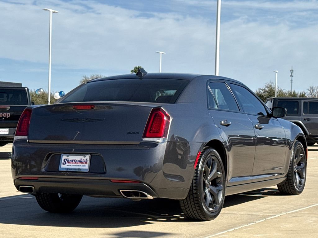 Used 2023 Chrysler 300 Touring w/ Sport Appearance Package image 8