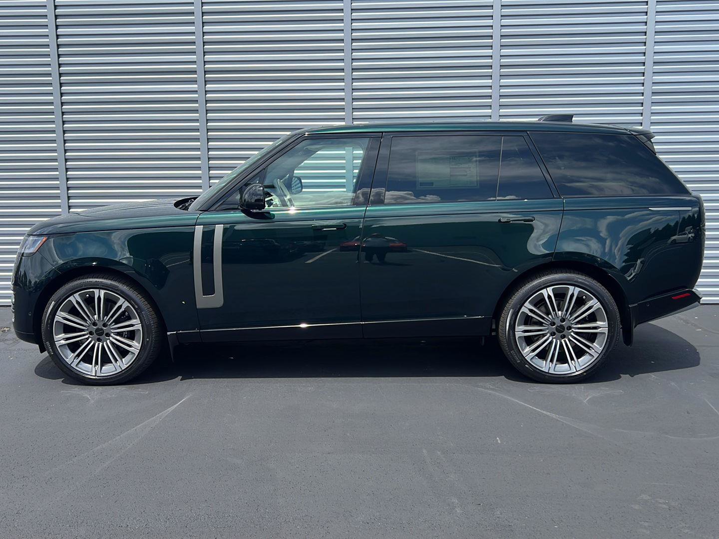 New 2026 Land Rover Range Rover Long Wheelbase SE AWD/4WD image 2