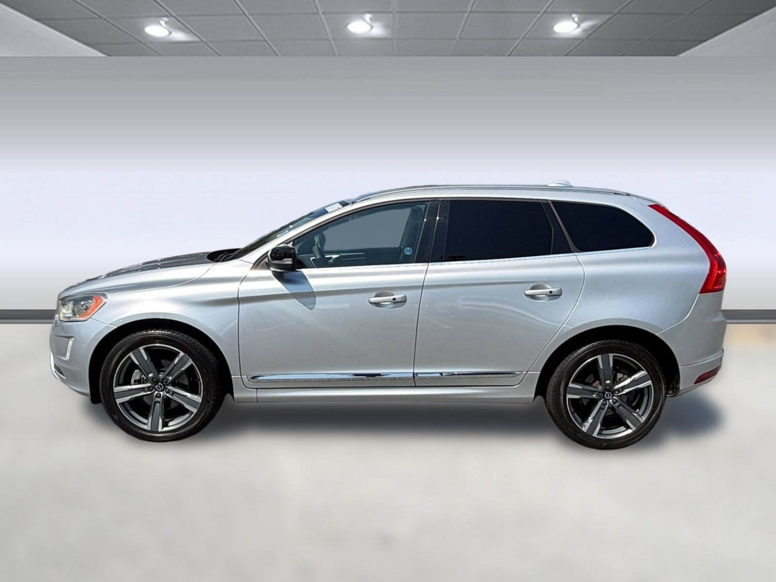 Used 2017 Volvo XC60 T5 Dynamic w/ Preferred Option Package FWD image 2