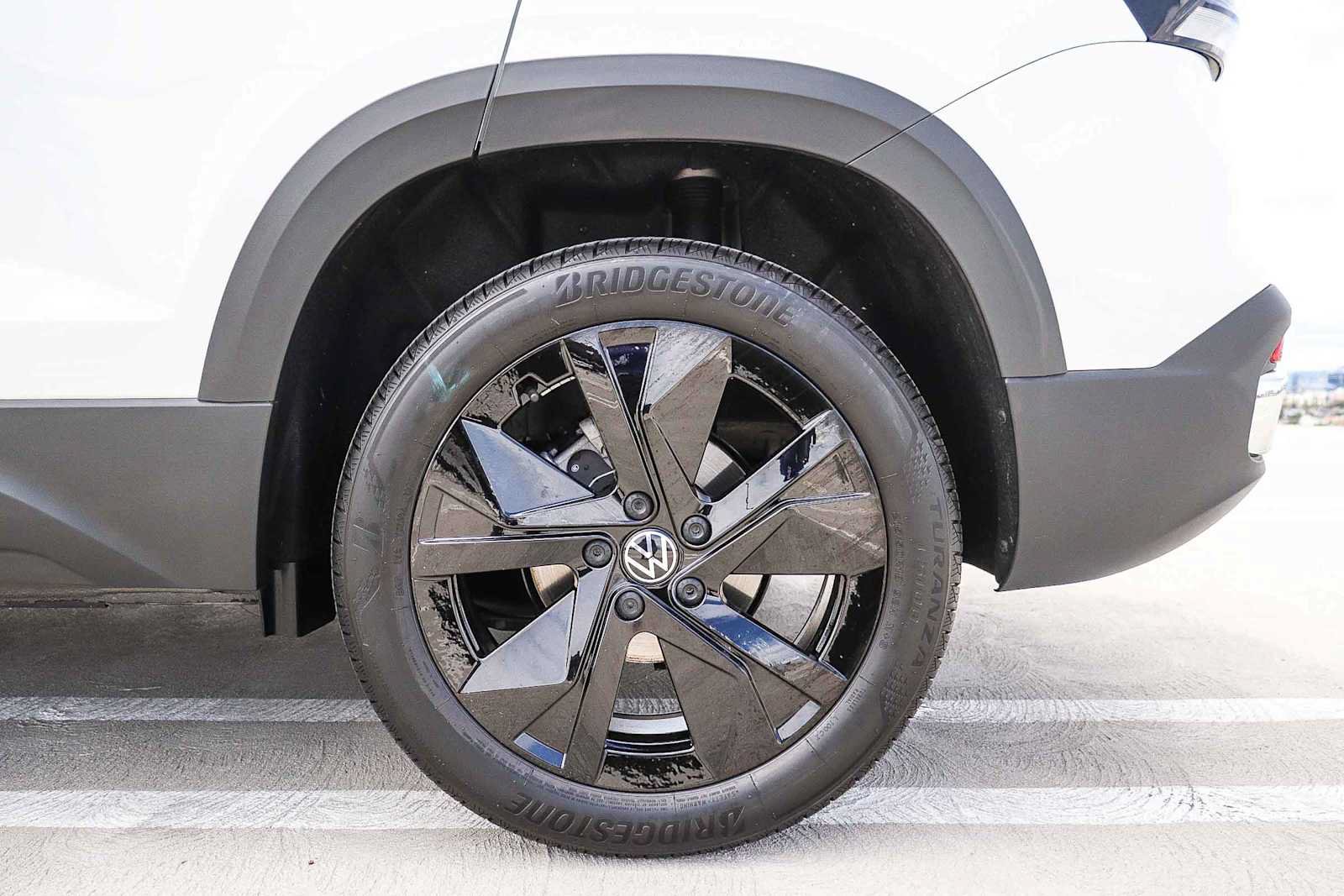 New 2025 Volkswagen Taos SE w/ Black Wheel Package FWD image 10