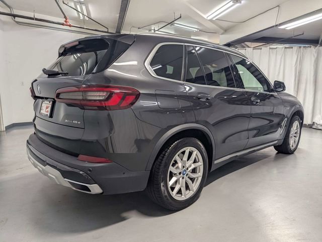 Used 2022 BMW X5 xDrive45e w/ Executive Package AWD/4WD image 3