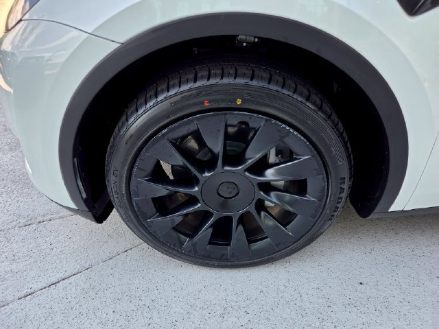 Used 2024 Tesla Model Y Long Range AWD/4WD image 8