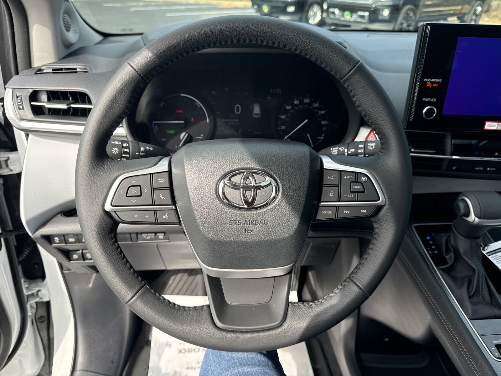 New 2025 Toyota Sienna XLE w/ XLE Plus Package FWD image 17
