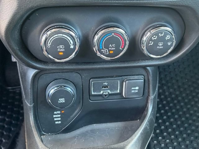 Used 2017 Jeep Renegade Latitude AWD/4WD image 22