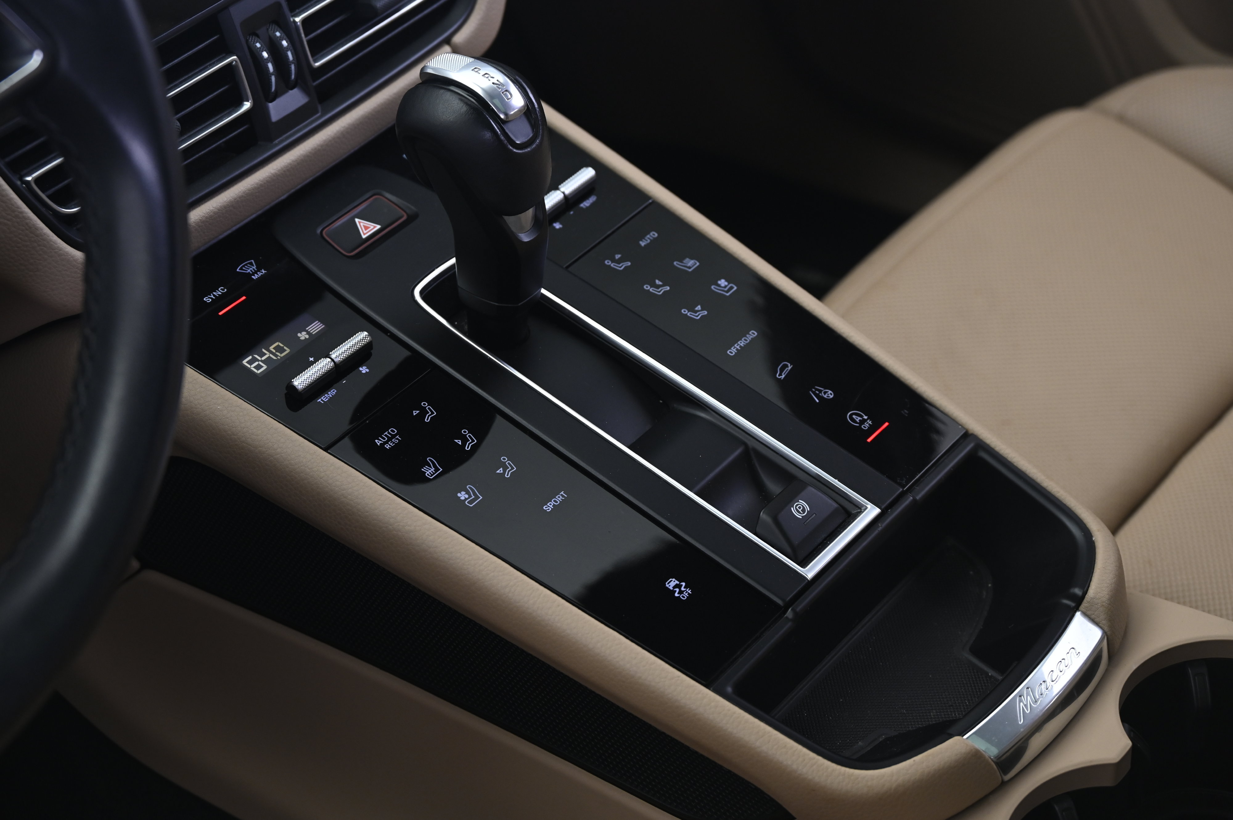 Certified 2023 Porsche Macan AWD/4WD image 34