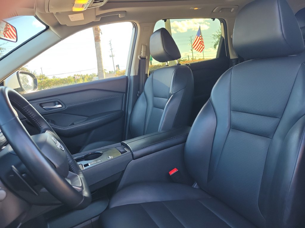 Used 2025 Nissan Rogue SV w/ SV Premium Package FWD image 16