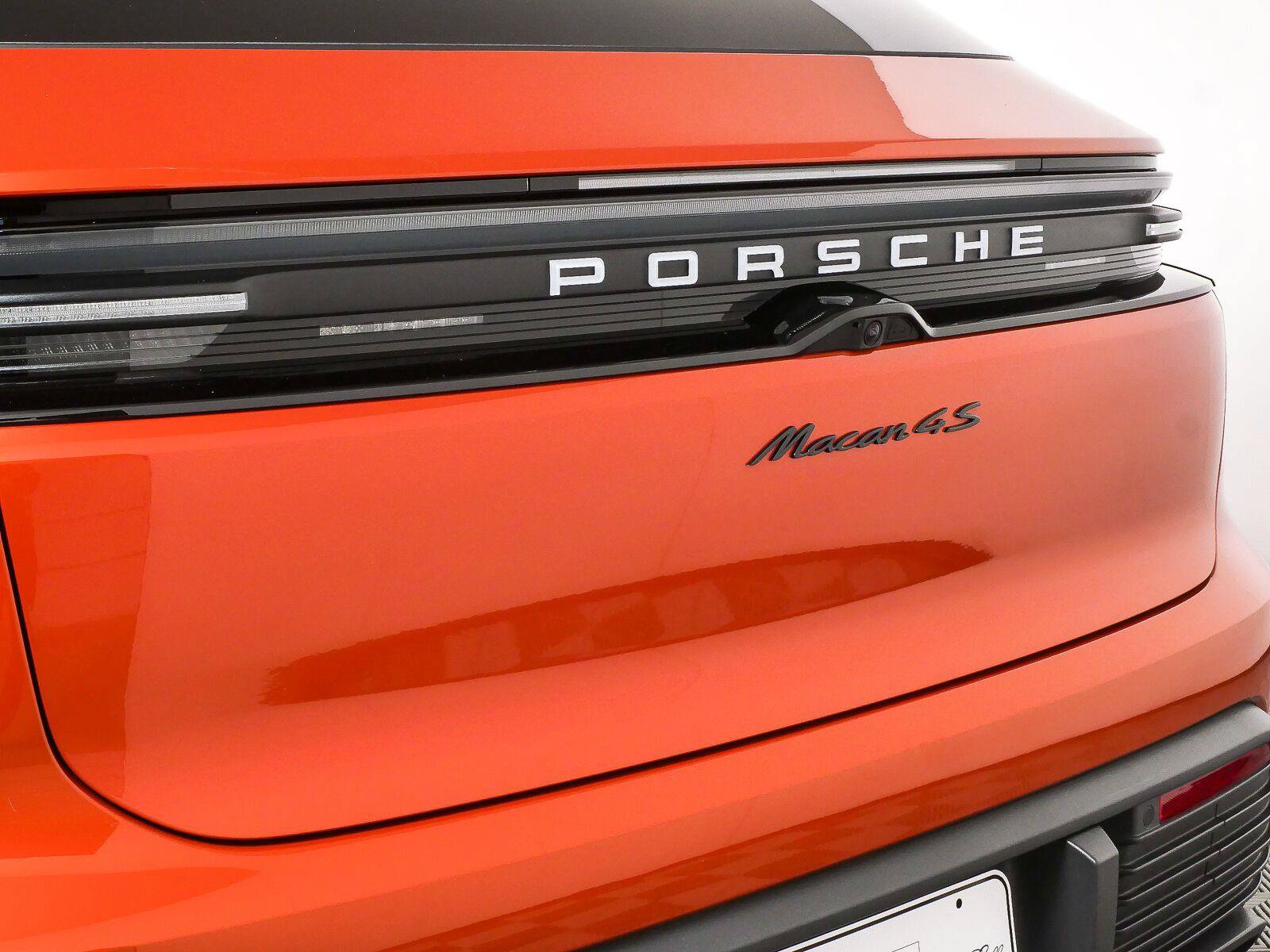 Certified 2025 Porsche Macan 4S Electric AWD/4WD image 36
