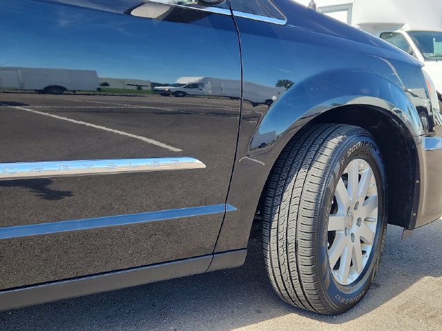 Used 2013 Chrysler Town & Country Touring FWD image 19