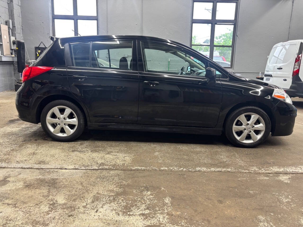 Used 2011 Nissan Versa Hatchback w/ Premium Pkg FWD image 6