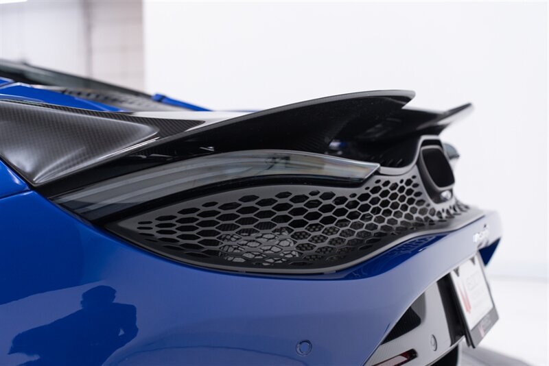 Used 2024 McLaren 750S Spider RWD image 32