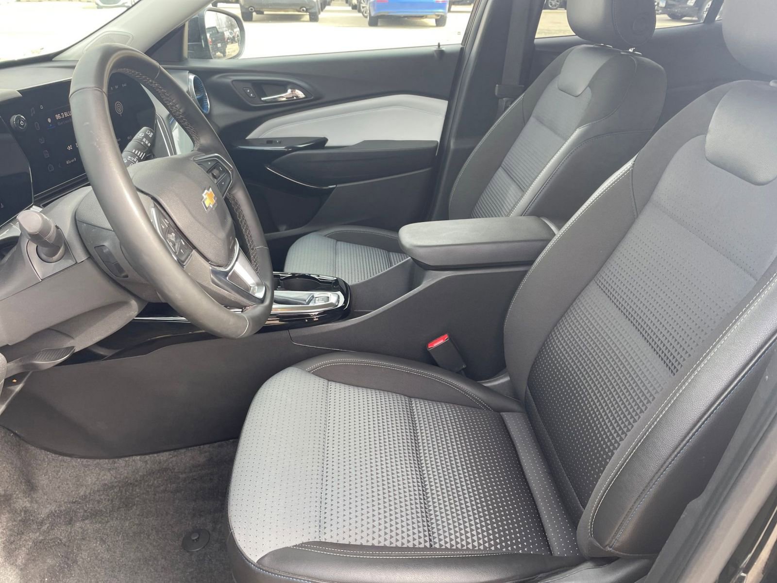 Used 2025 Chevrolet Trax LT w/ LT Convenience Package image 25